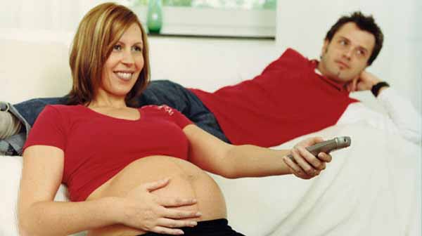 Xem tivi như thế nào có lợi cho mẹ bầu?